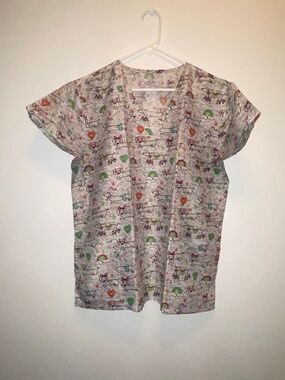 (DOGS/RAINBOWS/HESRTS) Women Scrub Top (Large)